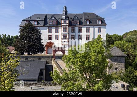 Schloss Idstein, Renaissanceresidenz, heute Gymnasium, Brücke über den Halsgraben, historische Altstadt, Idstein, Rheingau Taunus, Deutsch Stockfoto