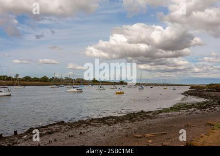 Der River Crouch bei Hullbridge, Essex, UK bei Halbwasser, mit Blick flussabwärts Stockfoto