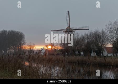 Sonnenuntergang am Kanal von Damme nach Brügge, flämische Landschaft mit Windmühle, Westflandern, Flandern, Belgien, Europa Stockfoto