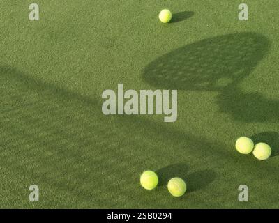 Paddel Tennisschläger Schatten und Ball auf Rasen. Außenaufnahme mit Schlägerschatten Stockfoto