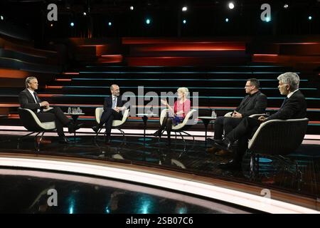 Talkrunde bei Markus Lanz , ZDF 01/25 her Markus Lanz, Manfred Weber, Ulrike Herrmann, Lars Wendland und Carlo Masala v. li. Am 28. Januar 2025 in Markus Lanz , ZDF TV Fernsehen Talkshow Talkshow Talkshow Show Deutschland deutsch deutscher deutscher Mann Männer Frau Journalistin taz Wirtschaftskorrespondentin Redakteurin Autorin CSU Politiker Politik EVP Fraktionsvorsitzender Vorsitzender Fraktionschef Vize Gewerkschaft der Polizei GDP Gewerkschafter Militärexperte Politikwissenschaftler Wissenschaftler Politologe italienisch-deutischer Journalist Journalismus Moderator Moderation Autor Stockfoto