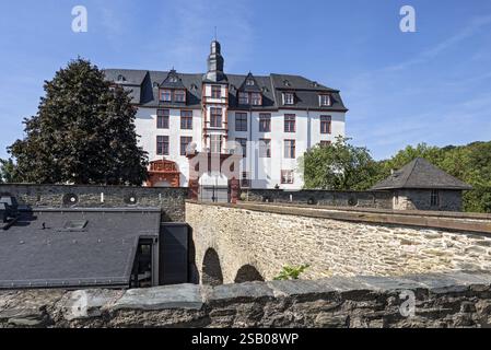 Schloss Idstein, Renaissanceresidenz, heute Gymnasium, Brücke über den Halsgraben, historische Altstadt, Idstein, Rheingau Taunus, Deutsch Stockfoto
