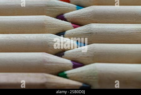 Nahaufnahme von zwei Gruppen braune Buntstifte sind scharfe Spitzen und die gegenüberliegende Seite kollidieren in einer ordentlichen Reihe. Holzstifte zueinander symmetrisch radial angeordnet, T Stockfoto