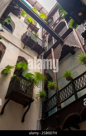 Afrika Tansania, Sansibar, Stonetown, Altstadt, Tharia Street, Emerson Spice Hotel im alten Händlerhaus, Treppenhaus mit Palmenpflanzen auf Balkonen Stockfoto