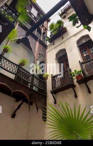 Afrika Tansania, Sansibar, Stonetown, Altstadt, Tharia Street, Emerson Spice Hotel im alten Händlerhaus, Treppenhaus mit Palmenpflanzen auf Balkonen Stockfoto