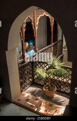 Afrika Tansania, Sansibar, Stonetown, Altstadt, Tharia Street, Emerson Spice Hotel in einem alten Händlerhaus, zwei Frauen in einer Innentreppe Stockfoto
