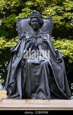 Eine Statue Ihrer Majestät Königin Elisabeth II. In Gravesend in Kent, Großbritannien. Stockfoto