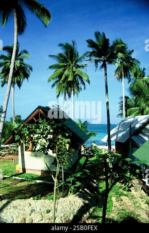 Koh Chang, Thailand - 1. OKT 2020 - Ein tropischer Sonnenuntergang am Strand in Koh Chang, Thailand mit Blick auf einen Strand Stockfoto