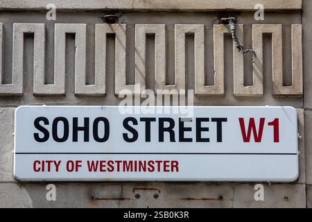 London, UK - 1. Juli 2024: Straßenschild für Soho Street in London, UK. Stockfoto