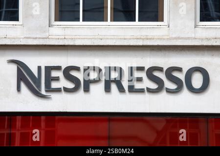 London, Großbritannien - 1. Juli 2024: Nahaufnahme des Nespresso-Logos auf der Außenseite des Ladens in der Regent Street in London, Großbritannien. Stockfoto