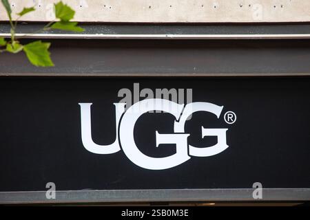 London, UK - 1. Juli 2024: Nahaufnahme des UGG-Logos auf der Außenseite des Ladens in der Regent Street in London, UK. Stockfoto
