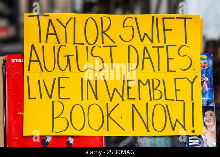 London, Großbritannien - 1. Juli 2024: Nahaufnahme eines Schildes in London, das Tickets für Taylor Swift Konzerte im August vorsieht. Stockfoto