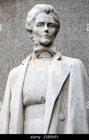 London, UK - 1. Juli 2024: Statue der berühmten britischen Krankenschwester Edith Cavell am Edith Cavell Memorial am St. Martins Place in London, Großbritannien. Stockfoto