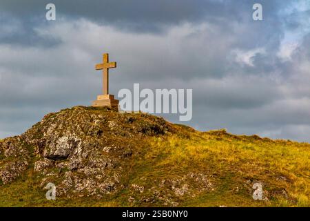 Hügelige Landschaft mit Kreuz auf Ynys Llanddwyn, einer kleinen Insel vor der Küste von Anglesey in Nordwales, Großbritannien. Stockfoto