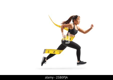 Profilaufnahme einer jungen asiatischen Frau, die mit Maßband um ihren Körper rannte, isoliert auf weißem Hintergrund Stockfoto