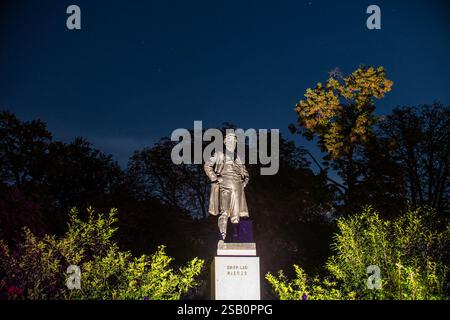 Prag, Tschechische republik - 16. Oktober 2024. Statue von Frantisek Ladislav Rieger im Rieger Park bei Nacht Stockfoto