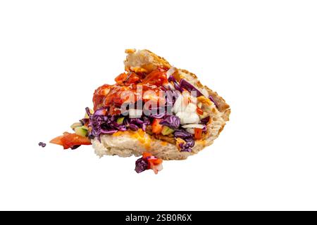 Ein Sandwich mit viel Gemüse drauf. Das Sandwich wird in zwei Hälften geschnitten. Zu den Gemüsesorten gehören Tomaten, Zwiebeln und Kohl Stockfoto