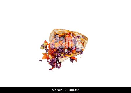 Ein Stück Essen mit viel Gemüse drauf. Das Essen ist auf weißem Hintergrund Stockfoto