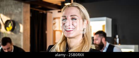 Horizontales Banner oder Kopfzeile mit lächelnder blonder Geschäftsfrau, die in einem modernen Büro mit dem multiethnischen Team hinter sich arbeitet - Konzept der Leadershi Stockfoto