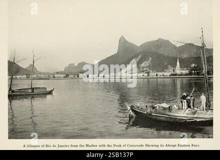Zur River Plate und zurück nach New York, G.P. Putnam's Sons, 1913. Brasilien, Argentinien, der Botanische Garten von New York, Beschreibung und Reise, Ein malerischer Blick auf den Hafen von Rio de Janeiro mit einer ruhigen Wasserstraße, die von steilem, bergigem Gelände eingerahmt wird. Im Vordergrund ankern zwei Boote sanft, wobei Figuren an Bord verschiedene Aktivitäten ausüben. Das Wasser reflektiert die umliegende Landschaft und verstärkt die ruhige Atmosphäre. Im Hintergrund erhebt sich majestätisch der ikonische Gipfel des Corcovado, dessen abrupte Ostwand eine markante Silhouette am Horizont erzeugt. Die Szene i Stockfoto