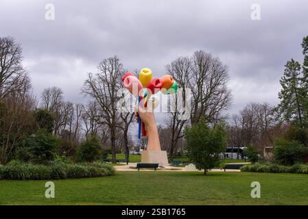 Tulpenstrauß des amerikanischen Künstlers Jeff Koons, außerhalb des Petit Palais in Paris. Die Skulptur ehrt die Opfer der Anschläge vom November 2015 Stockfoto