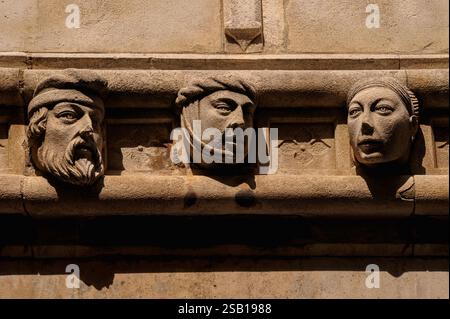 Drei Gesichter aus den 1400er Jahren: Der venezianische Bildhauer und Architekt Giorgio da Sebenico oder Georgius Mathei Dalmaticus soll 71 lebensgroße Ähnlichkeiten von Menschen geschaffen haben, die er kannte, in einem Außenporträtfries um die drei Steinapsen seines Lebenswerkes, die Renaissance-Kathedrale St. Jakobus an der Adria in Šibenik, Dalmatien, Kroatien. Stockfoto