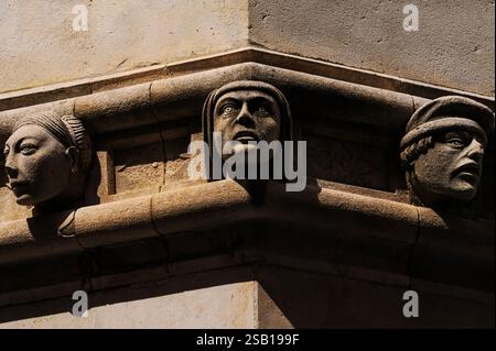 Drei Gesichter aus dem 15. Jahrhundert: Der venezianische Bildhauer und Architekt Giorgio da Sebenico oder Georgius Mathei Dalmaticus soll 71 lebensgroße Bilder von Menschen geschaffen haben, die er kannte, in einem Außenporträtfries um die drei Steinapsen seines Lebenswerkes, die Renaissance-Kathedrale St. Jakobus an der Adria in Šibenik, Dalmatien, Kroatien. Stockfoto