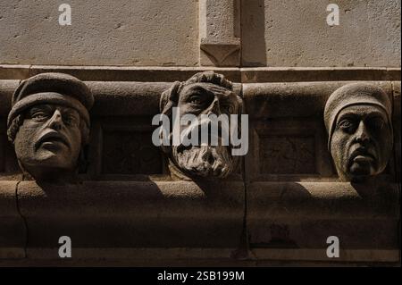 Der venezianische Bildhauer und Architekt Giorgio da Sebenico oder Georgius Mathei Dalmaticus sollen 71 lebensgroße Bilder von Menschen geschaffen haben, die er kannte, in einem Außenporträtfries um die drei Steinapsen seines Lebenswerkes, die Renaissance-Kathedrale des Heiligen Jakob an der Adria-Uferpromenade in Šibenik, Dalmatien, Kroatien. Stockfoto
