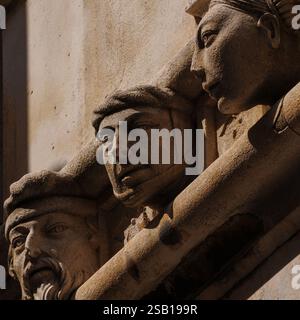 Der venezianische Bildhauer und Architekt Giorgio da Sebenico oder Georgius Mathei Dalmaticus aus dem 15. Jahrhundert soll 71 lebensgroße Bilder von Menschen geschaffen haben, die er kannte, in einem Außenporträtfries um die drei Steinapsen seines Lebenswerkes, die Kathedrale des Heiligen Jakob an der Adria in Šibenik, Dalmatien, Kroatien. Stockfoto