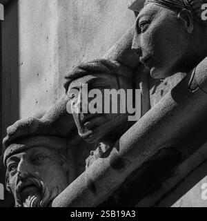 Renaissancesichter in Schwarz-weiß: Der venezianische Bildhauer und Architekt Giorgio da Sebenico oder Georgius Mathei Dalmaticus aus dem 15. Jahrhundert soll 71 lebensgroße Bilder von Menschen geschaffen haben, die er kannte, in einem Außenporträtfries um die drei Steinapsen seines Lebenswerkes, die Kathedrale des Heiligen Jakob an der Adria in Šibenik, Dalmatien, Kroatien. Stockfoto