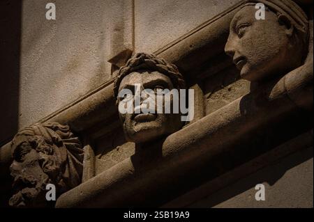 Der venezianische Bildhauer und Architekt Giorgio da Sebenico oder Georgius Mathei Dalmaticus aus dem 15. Jahrhundert soll 71 lebensgroße Bilder von Menschen geschaffen haben, die er kannte, in einem Außenporträtfries um die drei Steinapsen seines Lebenswerkes, die Kathedrale des Heiligen Jakob an der Adria in Šibenik, Dalmatien, Kroatien. Stockfoto