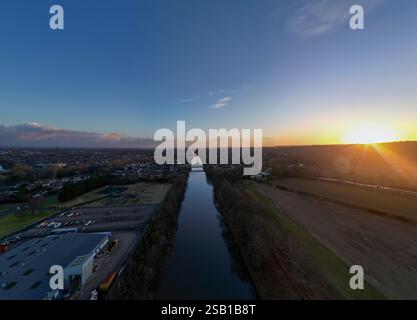 Ein Blick aus der Vogelperspektive auf den Sonnenaufgang über Warrington in Cheshire, Großbritannien Stockfoto
