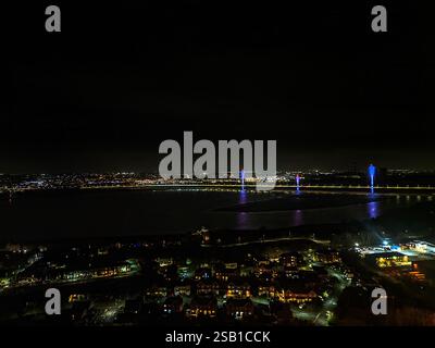 Ein Blick aus der Vogelperspektive auf die Mersey Gateway Bridge bei Nacht über den Fluss Mersey bei Runcorn in Cheshire, Großbritannien Stockfoto