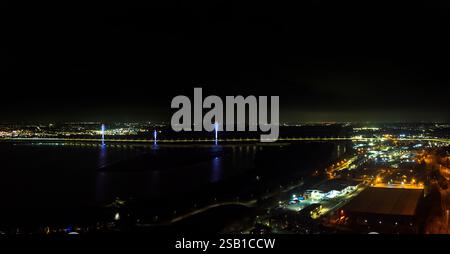 Ein Blick aus der Vogelperspektive auf die Mersey Gateway Bridge bei Nacht über den Fluss Mersey bei Runcorn in Cheshire, Großbritannien Stockfoto
