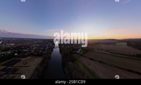 Ein Blick aus der Vogelperspektive auf den Sonnenaufgang über Warrington in Cheshire, Großbritannien Stockfoto