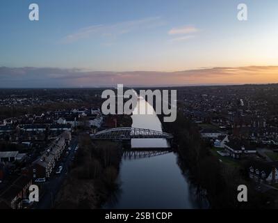 Ein Blick aus der Vogelperspektive auf den Sonnenaufgang über Warrington in Cheshire, Großbritannien Stockfoto