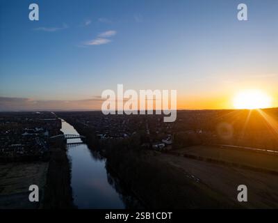 Ein Blick aus der Vogelperspektive auf den Sonnenaufgang über Warrington in Cheshire, Großbritannien Stockfoto
