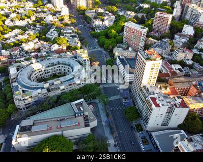 Ein atemberaubendes Luftbild, das bei Sonnenuntergang aufgenommen wurde und die Figueroa Alcorta Avenue vom MALBA in Buenos Aires aus zeigt. Häuser und Apartments Stockfoto