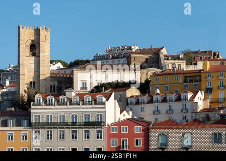 Die Gebäudefassaden des historischen Viertels Alfama und die Kathedrale SE in Lissabon in Portugal in Profilansicht Stockfoto