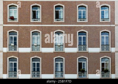 Nahaufnahme der klassischen portugiesischen Wandfassade und der französischen Fensterbalkone im Zentrum von Lissabon in Portugal Stockfoto