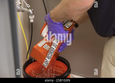 31. Januar 2025, Washington, District of Columbia, USA: Die NTSB-Ermittler haben den Cockpit-Sprachaufzeichner und den Flugdatenaufzeichner des Bombardier CRJ700-Flugzeugs gefunden, das an der gestrigen Kollision in der Luft bei DCA beteiligt war. Die Recorder befinden sich zur Auswertung in den NTSB-Labors. Die Black Boxes für ein Passagierflugzeug, das einen Militärhubschrauber über Washington DC getroffen hat, wurden gefunden, da sich Fragen über Personalbesetzung und enge Anrufe am Flughafen häufen, an dem das Flugzeug landete. Quelle: ZUMA Press, Inc./Alamy Live News Stockfoto