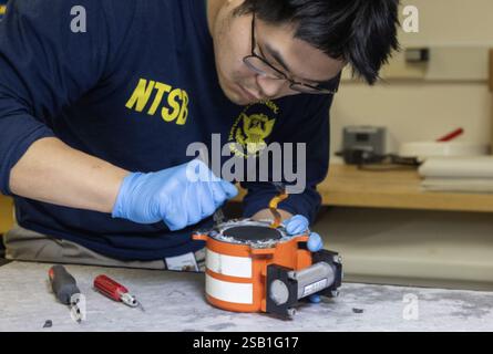 31. Januar 2025, Washington, District of Columbia, USA: Die NTSB-Ermittler haben den Cockpit-Sprachaufzeichner und den Flugdatenaufzeichner des Bombardier CRJ700-Flugzeugs gefunden, das an der gestrigen Kollision in der Luft bei DCA beteiligt war. Die Recorder befinden sich zur Auswertung in den NTSB-Labors. Die Black Boxes für ein Passagierflugzeug, das einen Militärhubschrauber über Washington DC getroffen hat, wurden gefunden, da sich Fragen über Personalbesetzung und enge Anrufe am Flughafen häufen, an dem das Flugzeug landete. Quelle: ZUMA Press, Inc./Alamy Live News Stockfoto