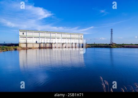 Eine Pumpstation im Marschland von Guadalquivir im Nationalpark Doñana. Stockfoto
