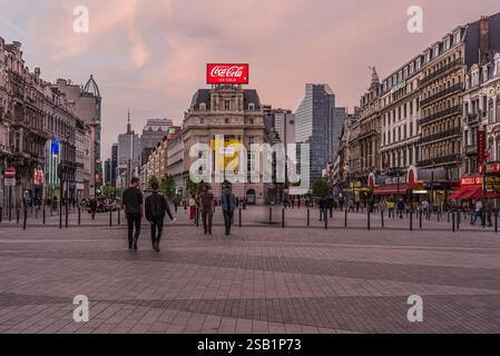 Brüssel Altstadt - Belgien - 05 22 2019 Gemischte Gruppen von Personen, die am Abend über den de Brouckère-Platz in der neuen Fußgängerzone spazieren Stockfoto