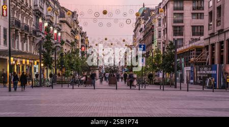 Brüssel Altstadt - Belgien - 05 22 2019 Gemischte Gruppen von Personen, die am Abend über den de Brouckère-Platz in der neuen Fußgängerzone spazieren Stockfoto