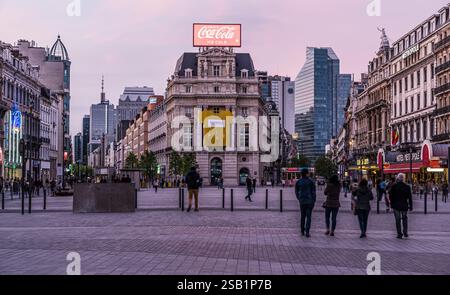 Brüssel Altstadt - Belgien - 05 22 2019 Gemischte Gruppen von Personen, die am Abend über den de Brouckère-Platz in der neuen Fußgängerzone spazieren Stockfoto