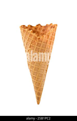 Leere Eiswaffel-Waffelkegel isolierter Ausschnitt auf weiß Stockfoto