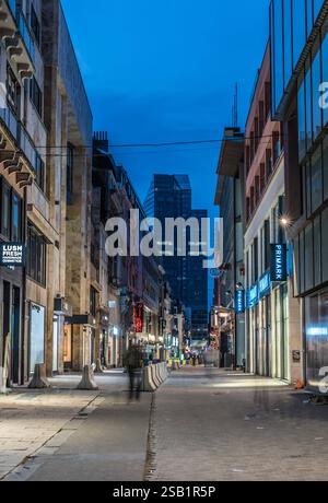 Brussels Old Town - Belgien - 05 22 2019 - Menschen, die spät in der Nacht durch die Rue Neuve - Nieuwstraat gehen, wo alle Geschäfte geschlossen sind Stockfoto