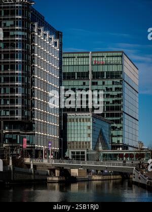 Canary Wharf London - auf der linken Seite, 20 Canada Square mit Büros von BP & S&P Global, auf der rechten Seite Fitch Ratings bei 30 N Colonnade. Stockfoto