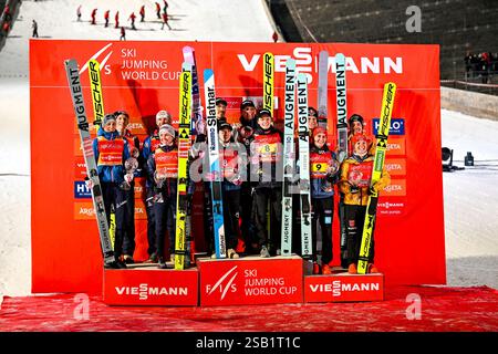 (l-r) EDER Lisa (Oestereich), HOERL Jan (Oestereich), SEIFRIEDSBERGER Jacqueline (Oestereich), TSCHOFENIG Daniel (Oestereich), SUNDAL Kristoffer Eriksen (Norwegen), BJOERSETH Thea Minyan (Norwegen), KVANDAL Eirin Maria (Norwegen 2024 2025 31 2025) Foto: Eibner-Pressefoto/Florian Wiegand Stockfoto